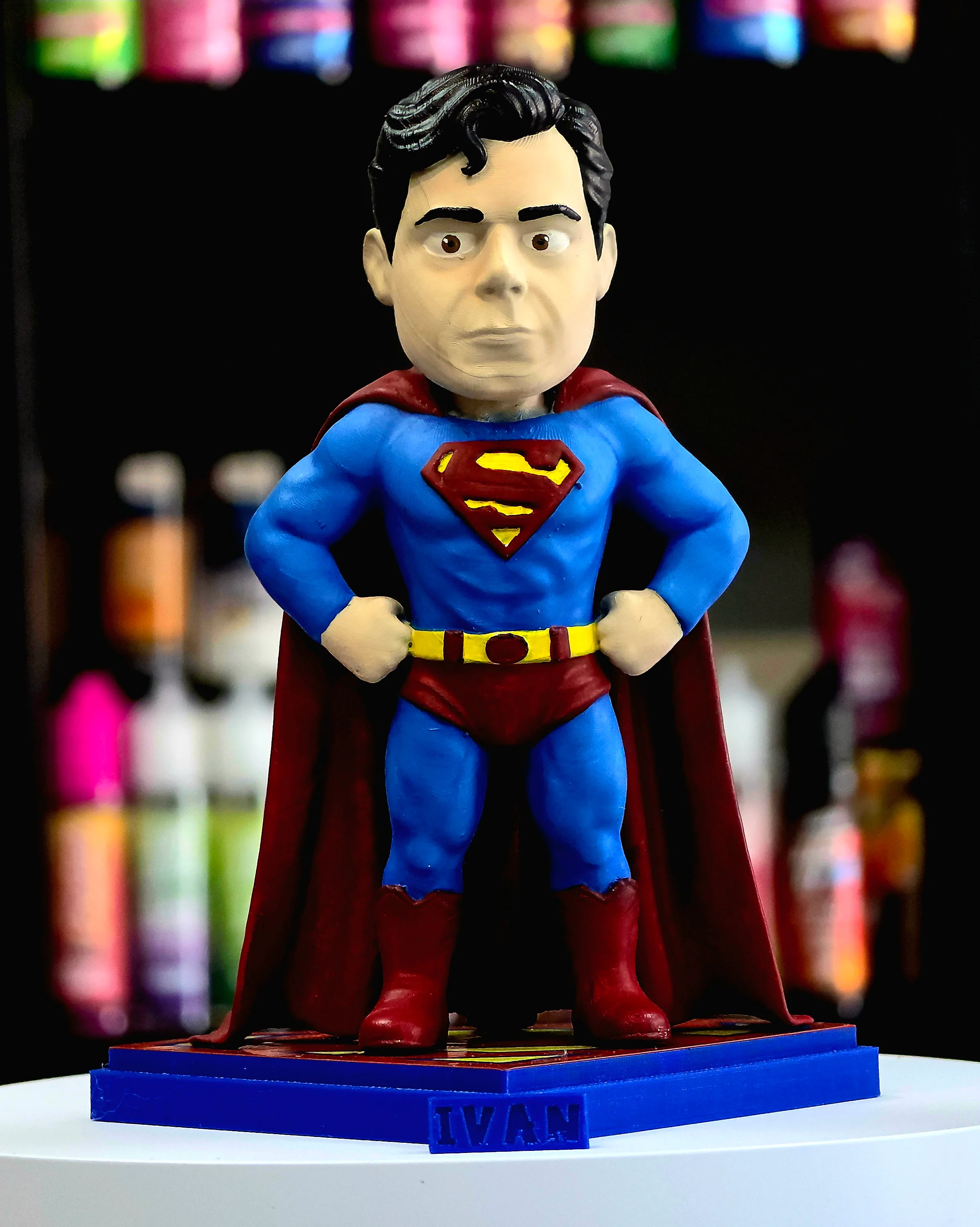 Figura 3D personalizada estilo superhéroe pintada a mano
