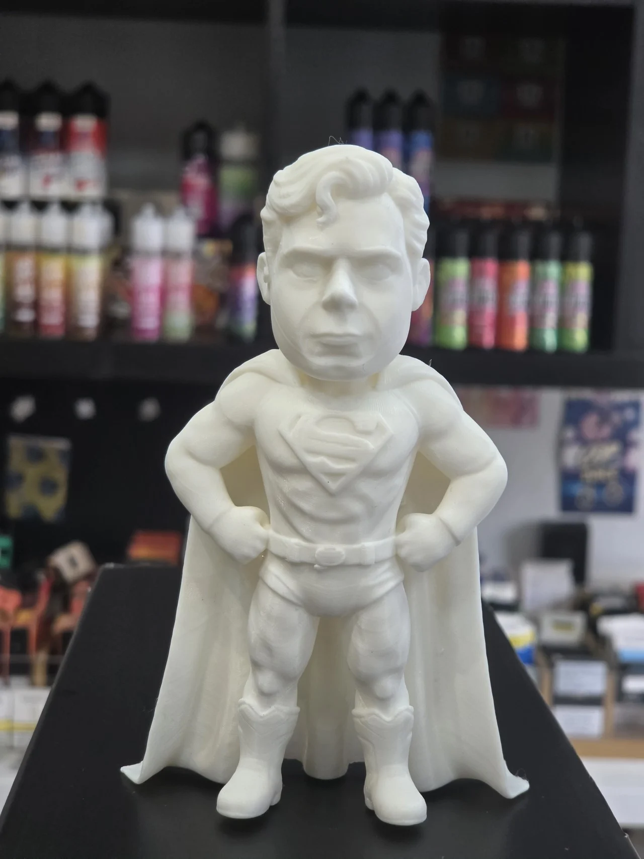 Resultado final 2 de figura 3D personalizada estilo superhéroe pintado a mano