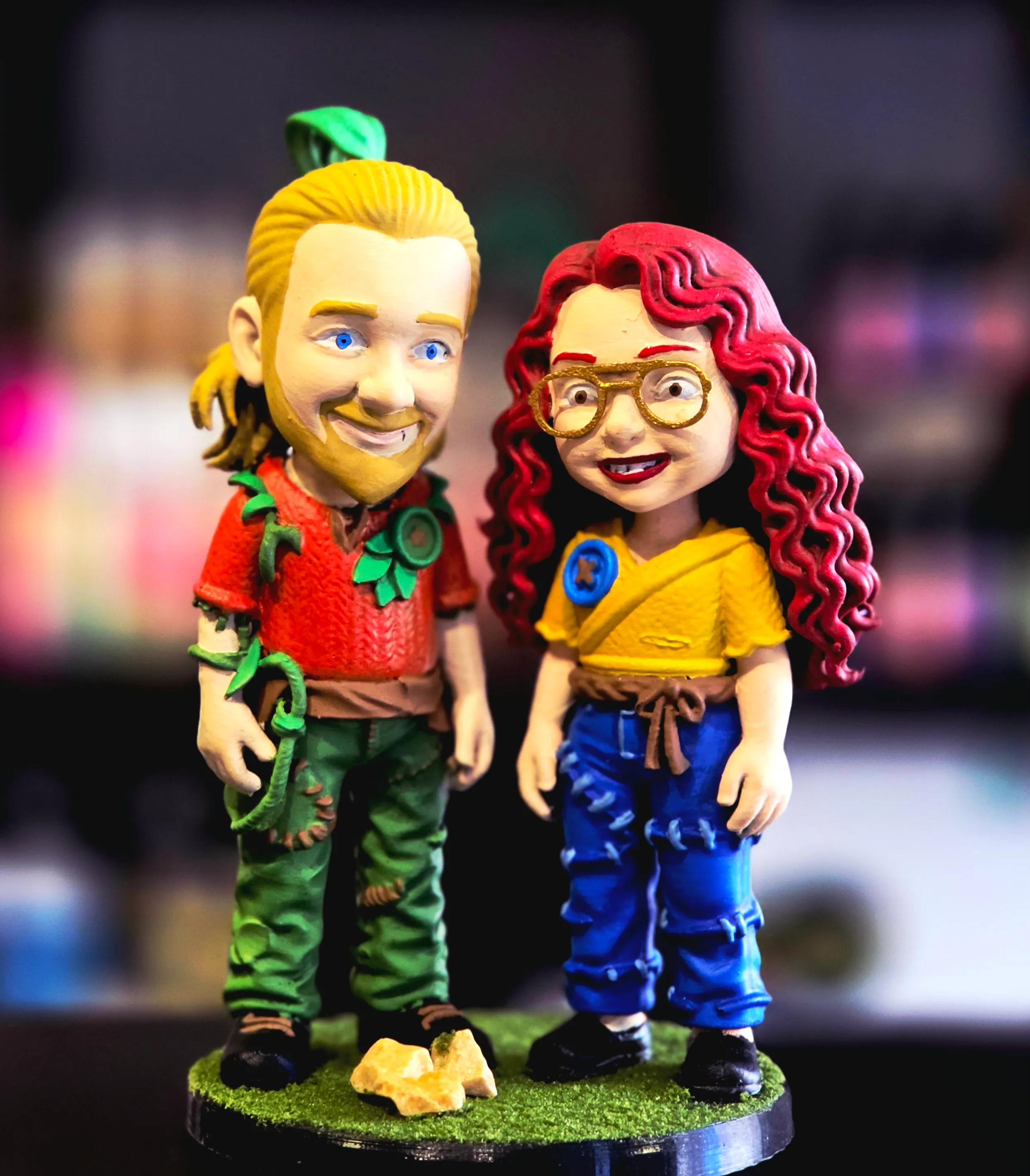 Figura 3D personalizada de pareja estilo videojuego pintada a mano